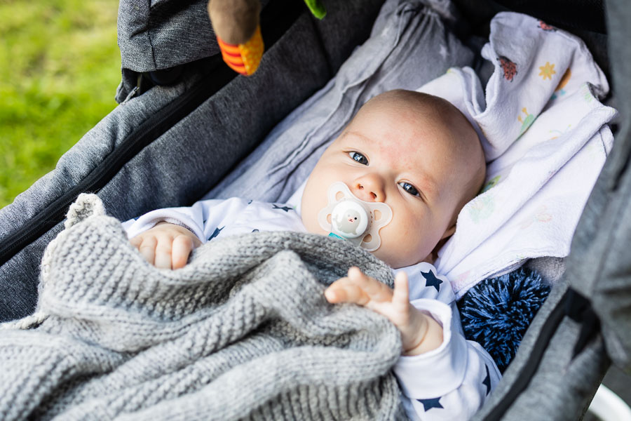 Fotos von neugeborenen Baby kurz nach Geburt, Fotoshooting mit Baby und Familie zu Hause von Monique Urbanski in Oberhausen