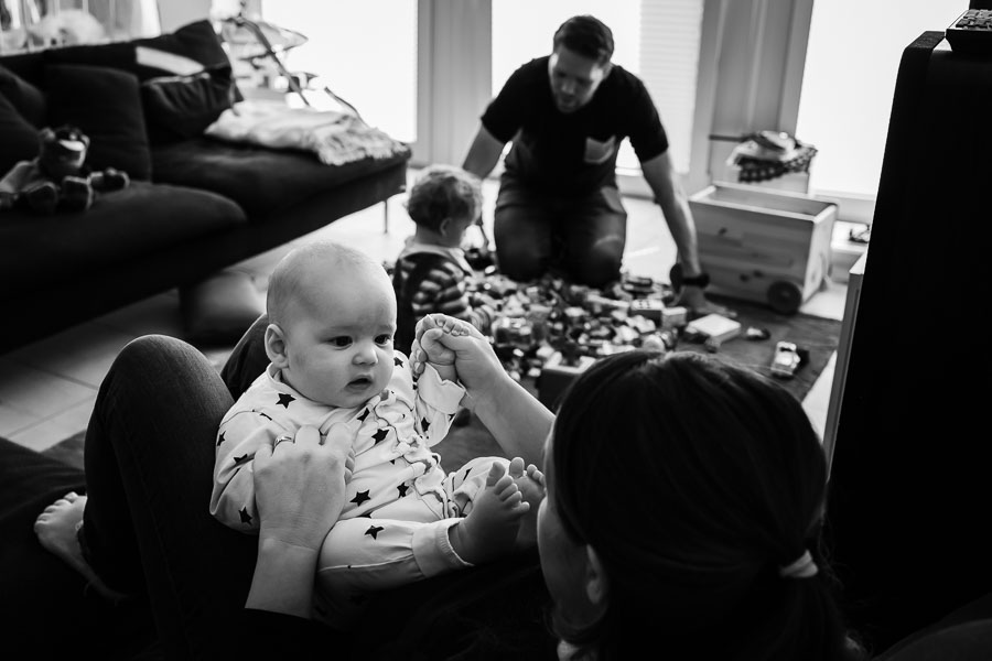 Fotos von neugeborenen Baby kurz nach Geburt, Fotoshooting mit Baby und Familie zu Hause von Monique Urbanski in Oberhausen