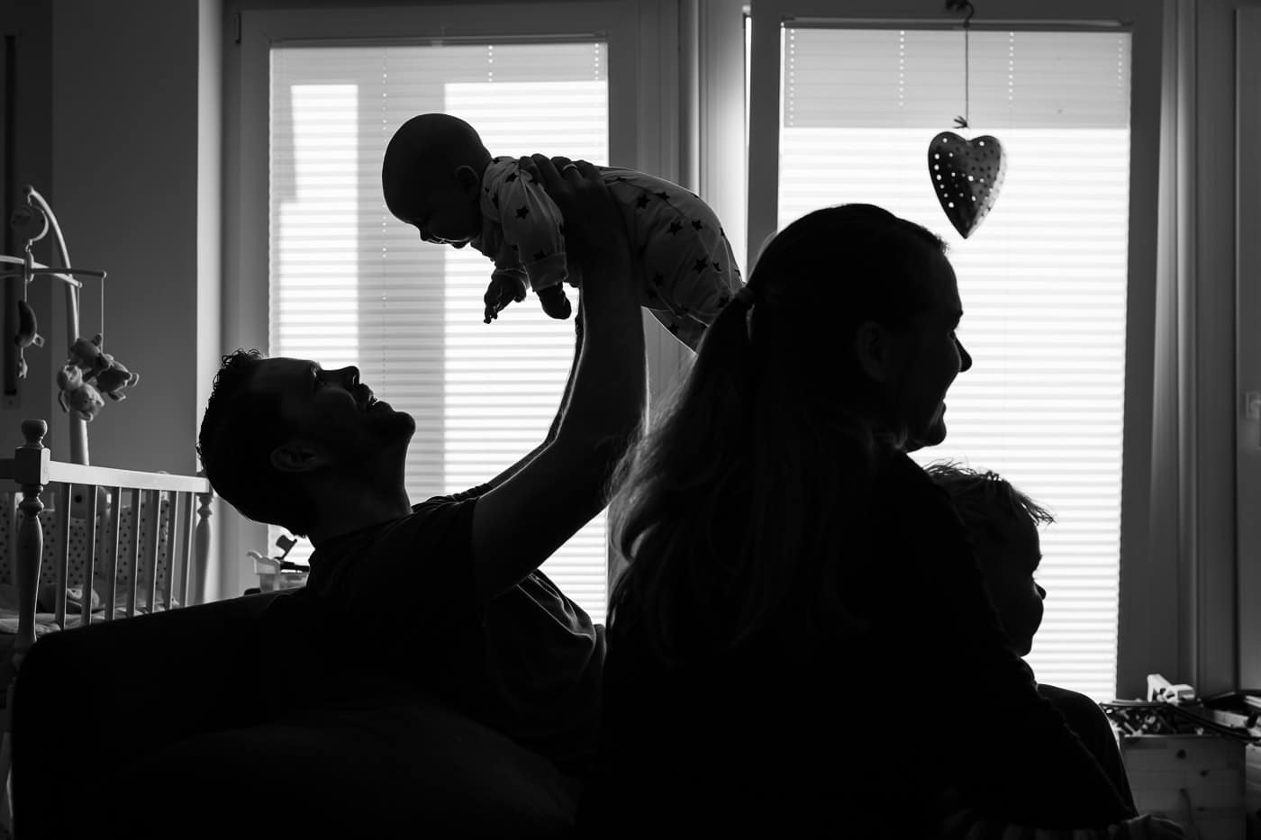 Babyfotos zu Hause mit Geschwisterkind in Bottrop